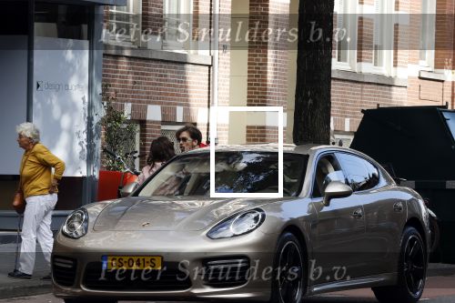 Amsterdam 5 oktober 2021
Waylon brengt met zijn gouden porsch panamera turbo zijn dochter en vriendin Bibi Breijman naar een kinder kledingwinkel in Amsterdam zuid. Hijzelf gaat shoppen op de Cornelis schuytstraat.