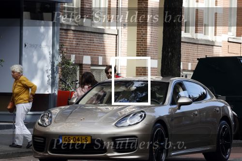Amsterdam 5 oktober 2021
Waylon brengt met zijn gouden porsch panamera turbo zijn dochter en vriendin Bibi Breijman naar een kinder kledingwinkel in Amsterdam zuid. Hijzelf gaat shoppen op de Cornelis schuytstraat.