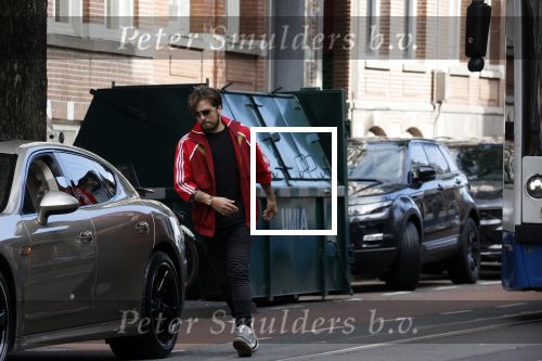 Amsterdam 5 oktober 2021
Waylon brengt met zijn gouden porsch panamera turbo zijn dochter en vriendin Bibi Breijman naar een kinder kledingwinkel in Amsterdam zuid. Hijzelf gaat shoppen op de Cornelis schuytstraat.