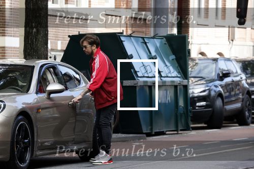 Amsterdam 5 oktober 2021
Waylon brengt met zijn gouden porsch panamera turbo zijn dochter en vriendin Bibi Breijman naar een kinder kledingwinkel in Amsterdam zuid. Hijzelf gaat shoppen op de Cornelis schuytstraat.