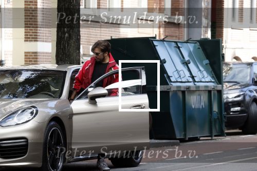 Amsterdam 5 oktober 2021
Waylon brengt met zijn gouden porsch panamera turbo zijn dochter en vriendin Bibi Breijman naar een kinder kledingwinkel in Amsterdam zuid. Hijzelf gaat shoppen op de Cornelis schuytstraat.