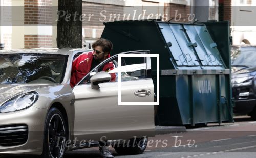 Amsterdam 5 oktober 2021
Waylon brengt met zijn gouden porsch panamera turbo zijn dochter en vriendin Bibi Breijman naar een kinder kledingwinkel in Amsterdam zuid. Hijzelf gaat shoppen op de Cornelis schuytstraat.