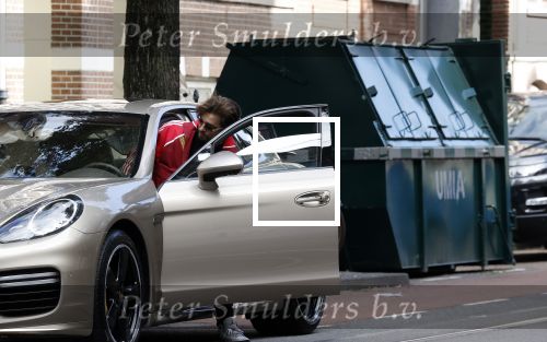 Amsterdam 5 oktober 2021
Waylon brengt met zijn gouden porsch panamera turbo zijn dochter en vriendin Bibi Breijman naar een kinder kledingwinkel in Amsterdam zuid. Hijzelf gaat shoppen op de Cornelis schuytstraat.