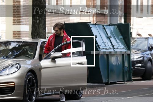 Amsterdam 5 oktober 2021
Waylon brengt met zijn gouden porsch panamera turbo zijn dochter en vriendin Bibi Breijman naar een kinder kledingwinkel in Amsterdam zuid. Hijzelf gaat shoppen op de Cornelis schuytstraat.
