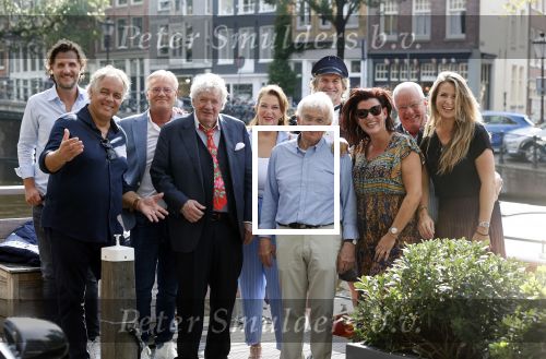 Amsterdam 6 september 2021
Willibrord Frequin viert zijn 80e verjaardag  met zijn kinderen vrouw en beste vrienden op een boot op de grachten van Amsterdam. Zijn kinderen Barbara Rebecca Louis . Willibrord zijn broer Aad Ouborg Fons de Poel en Guido Maas