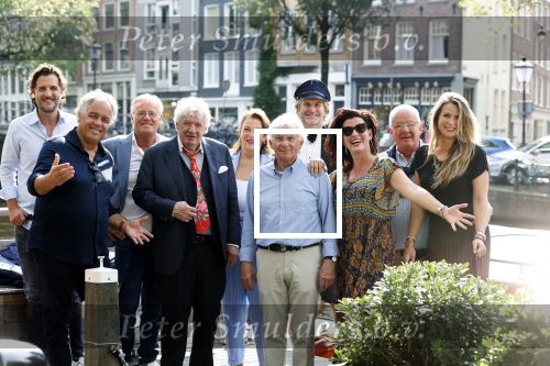 Amsterdam 6 september 2021
Willibrord Frequin viert zijn 80e verjaardag  met zijn kinderen vrouw en beste vrienden op een boot op de grachten van Amsterdam. Zijn kinderen Barbara Rebecca Louis . Willibrord zijn broer Aad Ouborg Fons de Poel en Guido Maas