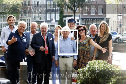 Amsterdam 6 september 2021
Willibrord Frequin viert zijn 80e verjaardag  met zijn kinderen vrouw en beste vrienden op een boot op de grachten van Amsterdam. Zijn kinderen Barbara Rebecca Louis . Willibrord zijn broer Aad Ouborg Fons de Poel en Guido Maas