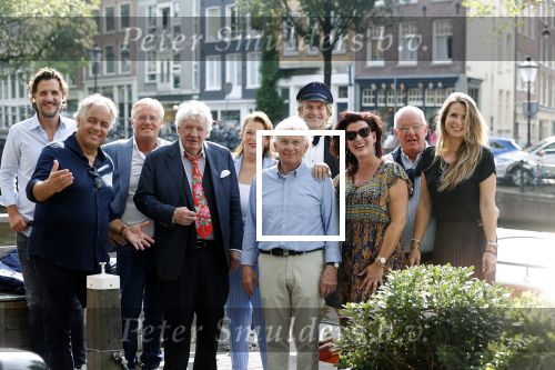 Amsterdam 6 september 2021
Willibrord Frequin viert zijn 80e verjaardag  met zijn kinderen vrouw en beste vrienden op een boot op de grachten van Amsterdam. Zijn kinderen Barbara Rebecca Louis . Willibrord zijn broer Aad Ouborg Fons de Poel en Guido Maas
