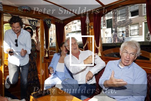 Amsterdam 6 september 2021
Willibrord Frequin viert zijn 80e verjaardag  met zijn kinderen vrouw en beste vrienden op een boot op de grachten van Amsterdam. Zijn kinderen Barbara Rebecca Louis . Willibrord zijn broer Aad Ouborg Fons de Poel en Guido Maas