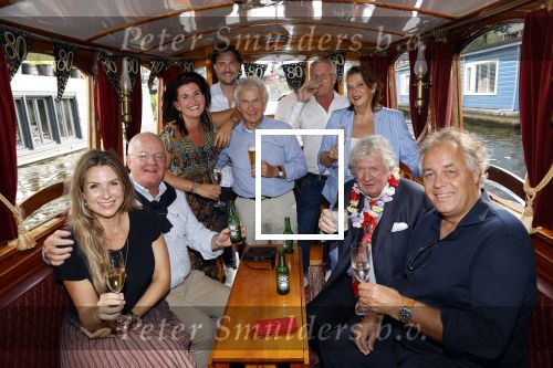 Amsterdam 6 september 2021
Willibrord Frequin viert zijn 80e verjaardag  met zijn kinderen vrouw en beste vrienden op een boot op de grachten van Amsterdam. Zijn kinderen Barbara Rebecca Louis . Willibrord zijn broer Aad Ouborg Fons de Poel en Guido Maas