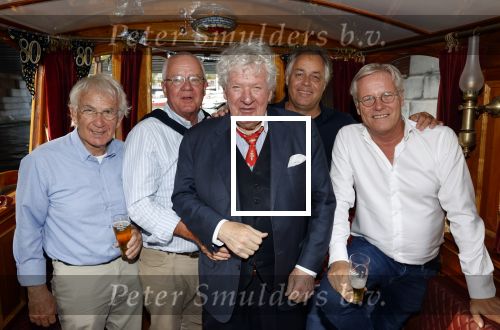 Amsterdam 6 september 2021
Willibrord Frequin viert zijn 80e verjaardag  met zijn kinderen vrouw en beste vrienden op een boot op de grachten van Amsterdam. Zijn kinderen Barbara Rebecca Louis . Willibrord zijn broer Aad Ouborg Fons de Poel en Guido Maas