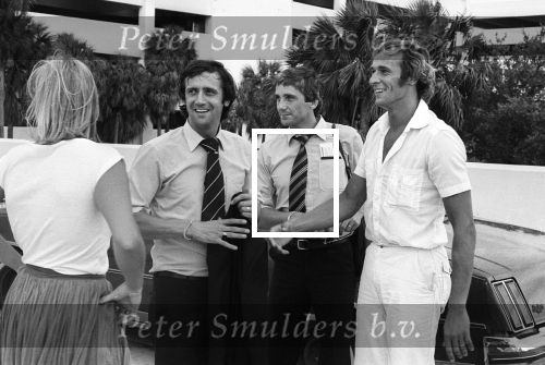 Miami, 5 Juni 1981
Jan v Beveren samen met Petra v Beveren  bij Vliegveld Miami met o.a. Huub Stevens Ton v Schijndel Carel v d Brekel Willy v d Kuijlen Adrie v Kraaij Drs. A. Groeneveld