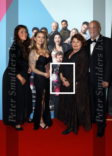 Amsterdam 11 oktober 2021
Premiere Liefde zonder grenzenin Tuschinski met in de hoofdrol Yolanthe Cabau v Kasbergen Jim Bakkum Soy Kroon Abbey Hoes  Hajo Bruins en Peggy Vrijens . Moeder Yolanthe met man en dochter