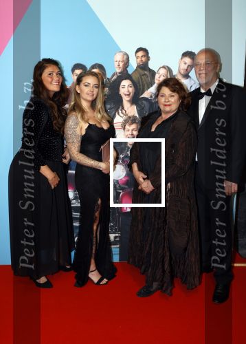 Amsterdam 11 oktober 2021
Premiere Liefde zonder grenzenin Tuschinski met in de hoofdrol Yolanthe Cabau v Kasbergen Jim Bakkum Soy Kroon Abbey Hoes  Hajo Bruins en Peggy Vrijens . Moeder Yolanthe met man en dochter