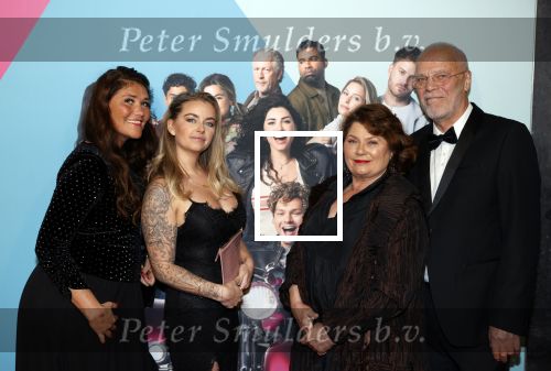 Amsterdam 11 oktober 2021
Premiere Liefde zonder grenzenin Tuschinski met in de hoofdrol Yolanthe Cabau v Kasbergen Jim Bakkum Soy Kroon Abbey Hoes  Hajo Bruins en Peggy Vrijens . Moeder Yolanthe met man en dochter
