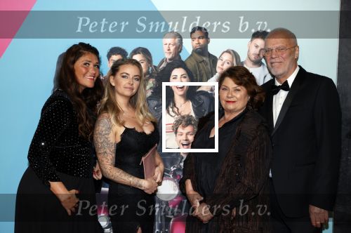 Amsterdam 11 oktober 2021
Premiere Liefde zonder grenzenin Tuschinski met in de hoofdrol Yolanthe Cabau v Kasbergen Jim Bakkum Soy Kroon Abbey Hoes  Hajo Bruins en Peggy Vrijens . Moeder Yolanthe met man en dochter