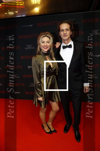 Amsterdam 12 oktober 2021
Premiere Benedetta  in Tuschinski. paul Verhoeven is de regisseur. lauren Verster kwam met een kennis
