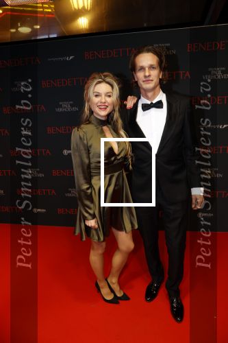Amsterdam 12 oktober 2021
Premiere Benedetta  in Tuschinski. paul Verhoeven is de regisseur. lauren Verster kwam met een kennis