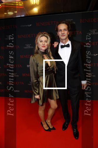 Amsterdam 12 oktober 2021
Premiere Benedetta  in Tuschinski. paul Verhoeven is de regisseur. lauren Verster kwam met een kennis