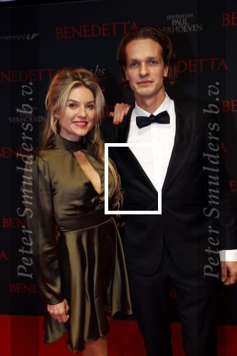 Amsterdam 12 oktober 2021
Premiere Benedetta  in Tuschinski. paul Verhoeven is de regisseur. lauren Verster kwam met een kennis