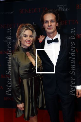 Amsterdam 12 oktober 2021
Premiere Benedetta  in Tuschinski. paul Verhoeven is de regisseur. lauren Verster kwam met een kennis