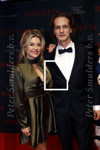 Amsterdam 12 oktober 2021
Premiere Benedetta  in Tuschinski. paul Verhoeven is de regisseur. lauren Verster kwam met een kennis