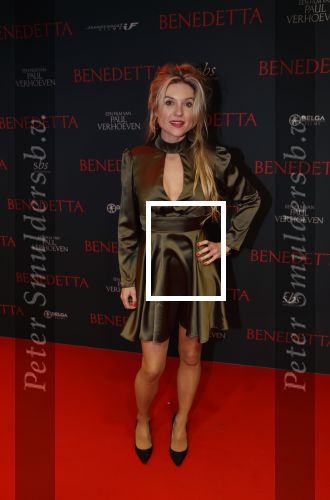Amsterdam 12 oktober 2021
Premiere Benedetta  in Tuschinski. paul Verhoeven is de regisseur. lauren Verster kwam met een kennis