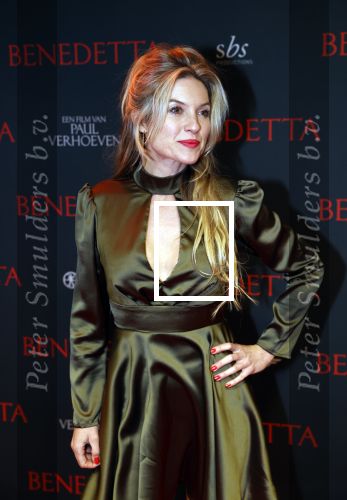 Amsterdam 12 oktober 2021
Premiere Benedetta  in Tuschinski. paul Verhoeven is de regisseur. lauren Verster kwam met een kennis