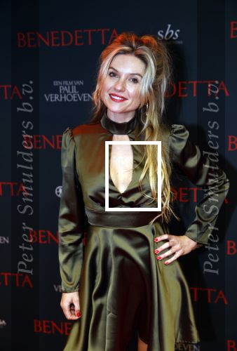 Amsterdam 12 oktober 2021
Premiere Benedetta  in Tuschinski. paul Verhoeven is de regisseur. lauren Verster kwam met een kennis