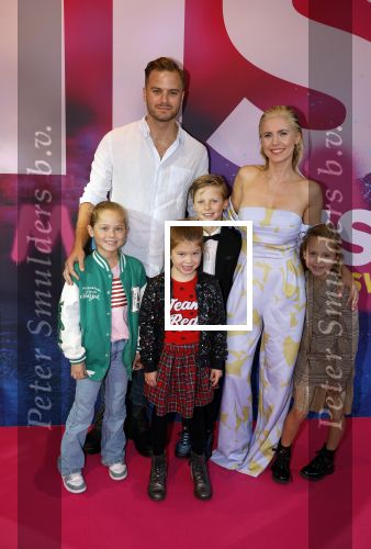 Amsterdam 30 september 2022
Premiere Misfit in Pathe arena.
De cast bestond oa uit Bettina Holwerda, Timor Steffens Senna Ramos Duncan Tromp Stefania Nienke v Dijk Anique Dreamon Kes v d Broek Ricky Naingolan Roosmarijn Wind Felice Poppeliers en Kimberley Agyarko
