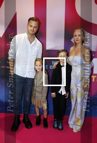 Amsterdam 30 september 2022
Premiere Misfit in Pathe arena.
De cast bestond oa uit Bettina Holwerda, Timor Steffens Senna Ramos Duncan Tromp Stefania Nienke v Dijk Anique Dreamon Kes v d Broek Ricky Naingolan Roosmarijn Wind Felice Poppeliers en Kimberley Agyarko