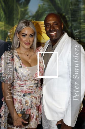 Amsterdam 25 september 2022
Premiere ticket to paradise in Tuschinski.
Carlos Lens met partner Linda Verdam