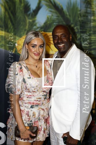 Amsterdam 25 september 2022
Premiere ticket to paradise in Tuschinski.
Carlos Lens met partner Linda Verdam