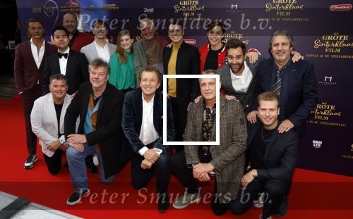 Amsterdam 2 oktober 2022
Premiere de grote sinterklaasfilm gespuis in de speelgoedkluis in Tuschinski. In de muzikale familiefilm De Grote Sinterklaasfilm â€“ Gespuis in de Speelgoedkluis krijgt Hugo Hogepief (Chris Tates) de belangrijke taak om op de sleutelring van Sinterklaas (Robert ten Brink) te passen. Deze ring geeft toegang tot de kluis waarin alle cadeautjes voor pakjesavond liggen. Maar wanneer hij ongelukkig ten val komt, weet Hugo niet meer wie of waar hij is. Twee gemeneriken Mats (Jan Versteegh) en Peer (Richard Groenendijk) krijgen hier lucht van en ontvoeren Hugo. Een grote ramp dreigt, want zonder sleutelring kan de kluis niet geopend worden. Gelukkig schieten alle Pieten: Party Piet Pablo (Okke Verberk), Marco Marsepein (Giovanni Caminita), Bennie Taaitaai (Joshua Albano), Kim Cadeau (Sara Robben), Paco Post (Wes Mutsaars), Willem Wortel (Stef de Reuver) en het nieuwste pietje Chico Choco (Noah Ganahl), te hulp. Zal het ze lukken om Hugo Hogepief op tijd terug te vinden en pakjesavond te redden? Martien Meiland zong een lied.