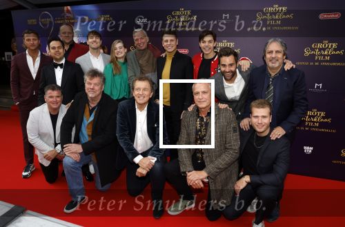 Amsterdam 2 oktober 2022
Premiere de grote sinterklaasfilm gespuis in de speelgoedkluis in Tuschinski. In de muzikale familiefilm De Grote Sinterklaasfilm â€“ Gespuis in de Speelgoedkluis krijgt Hugo Hogepief (Chris Tates) de belangrijke taak om op de sleutelring van Sinterklaas (Robert ten Brink) te passen. Deze ring geeft toegang tot de kluis waarin alle cadeautjes voor pakjesavond liggen. Maar wanneer hij ongelukkig ten val komt, weet Hugo niet meer wie of waar hij is. Twee gemeneriken Mats (Jan Versteegh) en Peer (Richard Groenendijk) krijgen hier lucht van en ontvoeren Hugo. Een grote ramp dreigt, want zonder sleutelring kan de kluis niet geopend worden. Gelukkig schieten alle Pieten: Party Piet Pablo (Okke Verberk), Marco Marsepein (Giovanni Caminita), Bennie Taaitaai (Joshua Albano), Kim Cadeau (Sara Robben), Paco Post (Wes Mutsaars), Willem Wortel (Stef de Reuver) en het nieuwste pietje Chico Choco (Noah Ganahl), te hulp. Zal het ze lukken om Hugo Hogepief op tijd terug te vinden en pakjesavond te redden? Martien Meiland zong een lied.