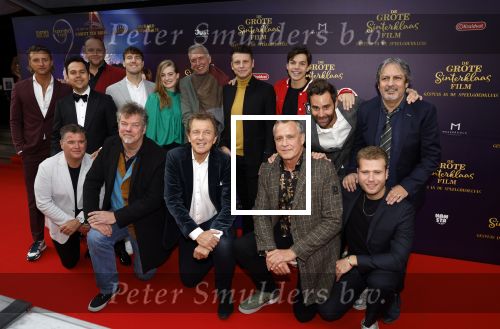 Amsterdam 2 oktober 2022
Premiere de grote sinterklaasfilm gespuis in de speelgoedkluis in Tuschinski. In de muzikale familiefilm De Grote Sinterklaasfilm â€“ Gespuis in de Speelgoedkluis krijgt Hugo Hogepief (Chris Tates) de belangrijke taak om op de sleutelring van Sinterklaas (Robert ten Brink) te passen. Deze ring geeft toegang tot de kluis waarin alle cadeautjes voor pakjesavond liggen. Maar wanneer hij ongelukkig ten val komt, weet Hugo niet meer wie of waar hij is. Twee gemeneriken Mats (Jan Versteegh) en Peer (Richard Groenendijk) krijgen hier lucht van en ontvoeren Hugo. Een grote ramp dreigt, want zonder sleutelring kan de kluis niet geopend worden. Gelukkig schieten alle Pieten: Party Piet Pablo (Okke Verberk), Marco Marsepein (Giovanni Caminita), Bennie Taaitaai (Joshua Albano), Kim Cadeau (Sara Robben), Paco Post (Wes Mutsaars), Willem Wortel (Stef de Reuver) en het nieuwste pietje Chico Choco (Noah Ganahl), te hulp. Zal het ze lukken om Hugo Hogepief op tijd terug te vinden en pakjesavond te redden? Martien Meiland zong een lied.
