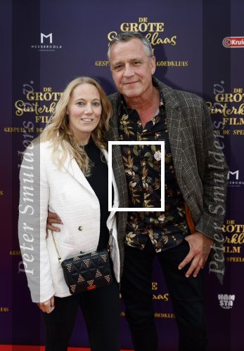 Amsterdam 2 oktober 2022
Premiere de grote sinterklaasfilm gespuis in de speelgoedkluis in Tuschinski. In de muzikale familiefilm De Grote Sinterklaasfilm â€“ Gespuis in de Speelgoedkluis krijgt Hugo Hogepief (Chris Tates) de belangrijke taak om op de sleutelring van Sinterklaas (Robert ten Brink) te passen. Deze ring geeft toegang tot de kluis waarin alle cadeautjes voor pakjesavond liggen. Maar wanneer hij ongelukkig ten val komt, weet Hugo niet meer wie of waar hij is. Twee gemeneriken Mats (Jan Versteegh) en Peer (Richard Groenendijk) krijgen hier lucht van en ontvoeren Hugo. Een grote ramp dreigt, want zonder sleutelring kan de kluis niet geopend worden. Gelukkig schieten alle Pieten: Party Piet Pablo (Okke Verberk), Marco Marsepein (Giovanni Caminita), Bennie Taaitaai (Joshua Albano), Kim Cadeau (Sara Robben), Paco Post (Wes Mutsaars), Willem Wortel (Stef de Reuver) en het nieuwste pietje Chico Choco (Noah Ganahl), te hulp. Zal het ze lukken om Hugo Hogepief op tijd terug te vinden en pakjesavond te redden? Martien Meiland zong een lied. Chris Tates met partner