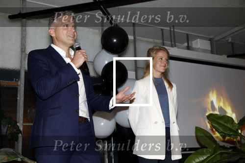 Diemen 27 september 2022
Boekpresentatie Roland Kahn . Roland met de doctoren van het AVLH ziekenhuis