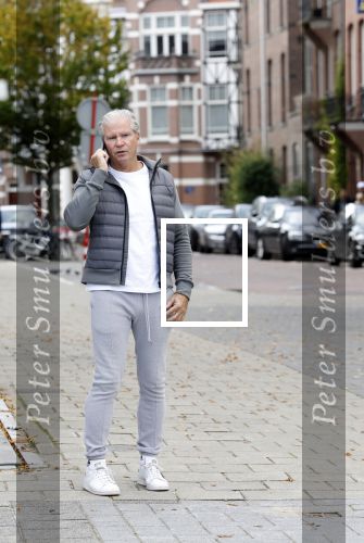 Amsterdam 29 september 2022
Dries Roelvink bellend op straat in Amsterdam zuid