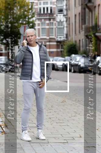 Amsterdam 29 september 2022
Dries Roelvink bellend op straat in Amsterdam zuid
