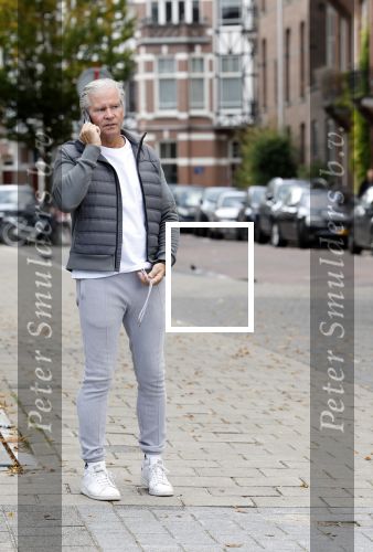 Amsterdam 29 september 2022
Dries Roelvink bellend op straat in Amsterdam zuid