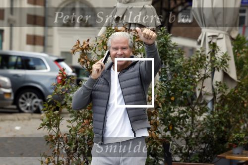 Amsterdam 29 september 2022
Dries Roelvink bellend op straat in Amsterdam zuid