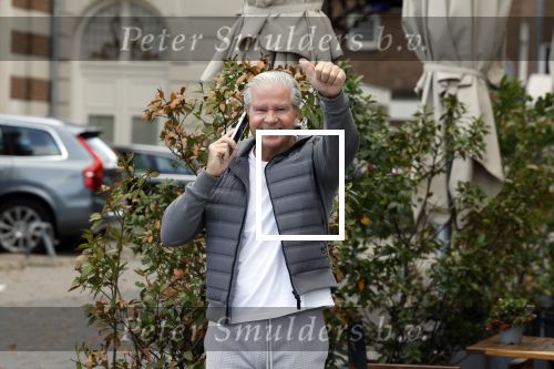 Amsterdam 29 september 2022
Dries Roelvink bellend op straat in Amsterdam zuid