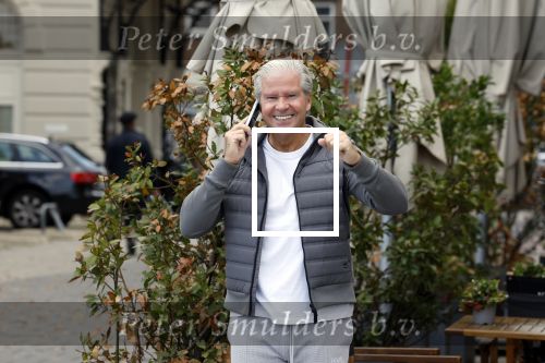 Amsterdam 29 september 2022
Dries Roelvink bellend op straat in Amsterdam zuid