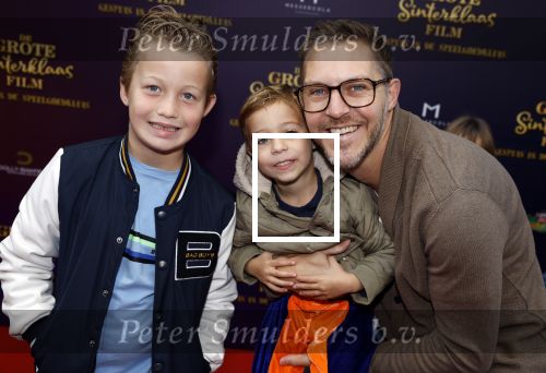 Amsterdam 2 oktober 2022
Premiere de grote sinterklaasfilm gespuis in de speelgoedkluis in Tuschinski. 
Frank Groeneveld met kinderen