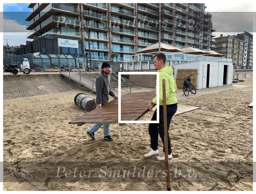 Knokke, 10 Oktober 2022 Strandtent Indi Beach einde seizoen en dus het demonteren van alles