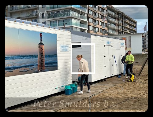 Knokke, 10 Oktober 2022 Strandtent Indi Beach einde seizoen en dus het demonteren van alles