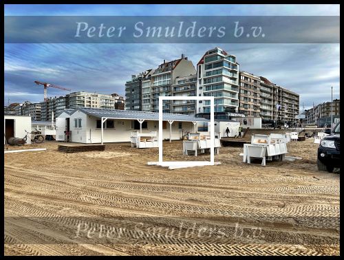Knokke, 10 Oktober 2022 Strandtent Indi Beach einde seizoen en dus het demonteren van alles