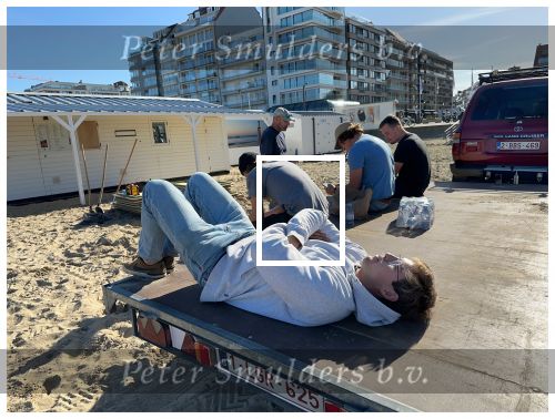 Knokke, 10 Oktober 2022 Strandtent Indi Beach einde seizoen en dus het demonteren van alles