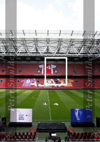 Amsterdam 21 september 2022
Koning Willem Alexander bezoekt sportdag van de Johan Cruyff foundation op de toekomst en in de Johan Cruyff Arena . Danny Cruyff Jordi Cruyff en zijn dochter Susila . Johan Cruyff shirts op tribuna